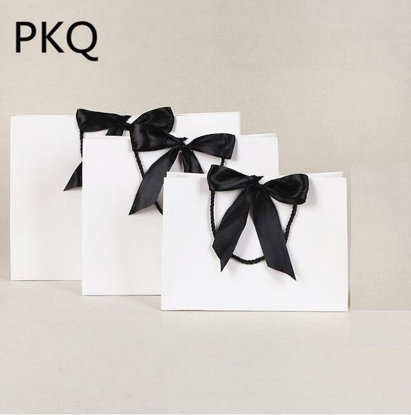 100pcs/lot pink/blue present packaging bag & white jewelry boutique gift bag with handle paper shopping bags
100pcs/lot pink/blue present packaging bag & white jewelry boutique gift bag with handle paper shopping bags