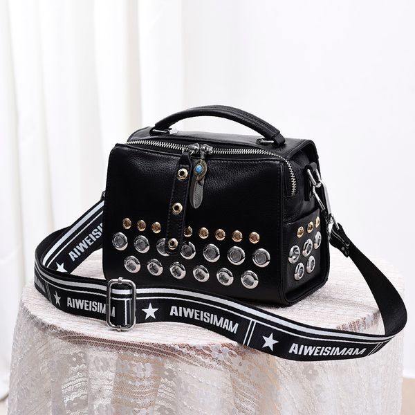 2020 wide shoulder strap genuine leather pillow bag shoulder diagonal rivet bags women leather handbags sac a main
2020 wide shoulder strap genuine leather pillow bag shoulder diagonal rivet bags women leather handbags sac a main