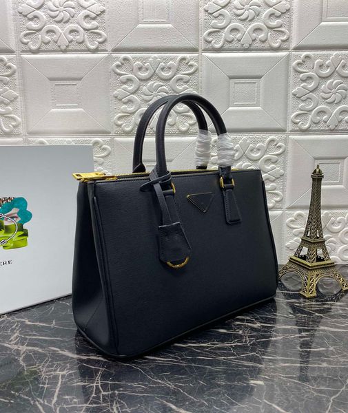 2020 luxury handbag designer shoulder bag fashion luxury diagonal luxury handbag leisure shopping bag large capacity leather material
2020 luxury handbag designer shoulder bag fashion luxury diagonal luxury handbag leisure shopping bag large capacity leather material
