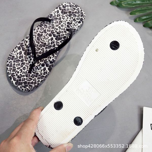 fashion luxury designer women shoes personality leopard print fashion flat bottom skidproof slippers designer flip flops size 36-40, Black
fashion luxury designer women shoes personality leopard print fashion flat bottom skidproof slippers designer flip flops size 36-40, Black