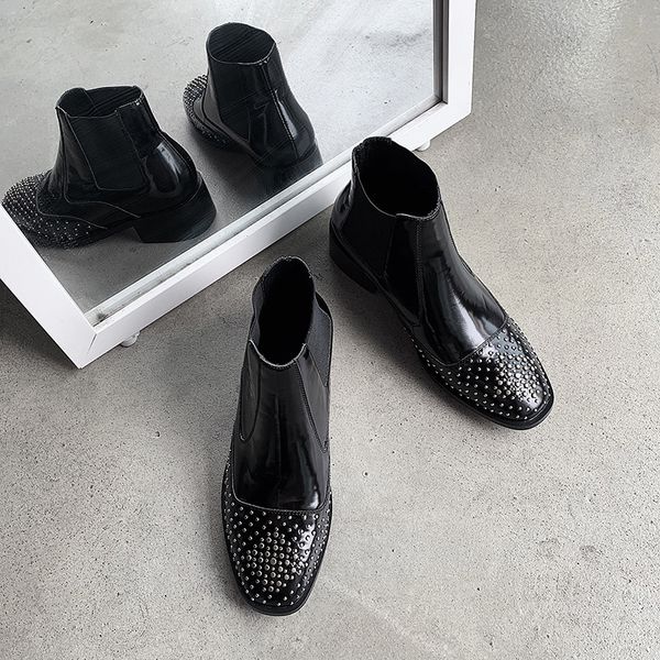 2019 england short boots woman genuine leather patent leather light noodles with boots square rivet coarse with, Black
2019 england short boots woman genuine leather patent leather light noodles with boots square rivet coarse with, Black