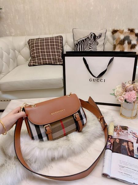 classic and stylish ladies' messenger bag single-shoulder messenger bag simple linen fabric retro sturdy size 27*16 cm
classic and stylish ladies' messenger bag single-shoulder messenger bag simple linen fabric retro sturdy size 27*16 cm