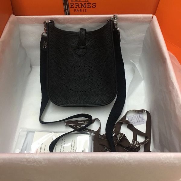 classic lady's handbag 7a high-end custom quality handbag fashion business casual style metal accessories with long shoulder strap
classic lady's handbag 7a high-end custom quality handbag fashion business casual style metal accessories with long shoulder strap
