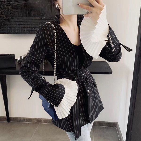 fashion 2019 new lapel flare sleeve patchwork pleated blazer women high waist slim striped female coat, White;black
fashion 2019 new lapel flare sleeve patchwork pleated blazer women high waist slim striped female coat, White;black