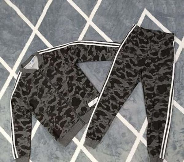 designer mens tracksuits camouflage brand letter print fashion casual sports suits blue red gray green kits jacket pant
designer mens tracksuits camouflage brand letter print fashion casual sports suits blue red gray green kits jacket pant