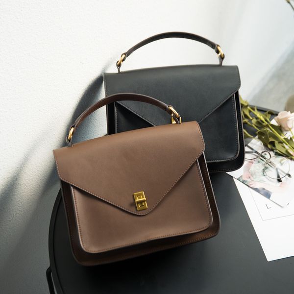 2020 new style vintage lock buckle messenger bag genuine leather massenger bag shoulder handbag women
2020 new style vintage lock buckle messenger bag genuine leather massenger bag shoulder handbag women