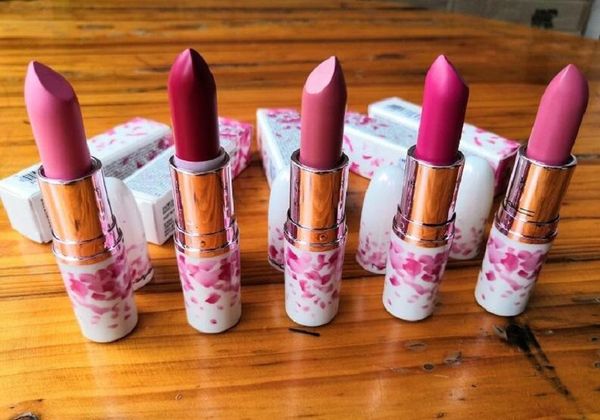 2020matte lipstick m makeup luster retro lipsticks frost matte lipsticks 3g 5 colors lipsticks with english name
2020matte lipstick m makeup luster retro lipsticks frost matte lipsticks 3g 5 colors lipsticks with english name