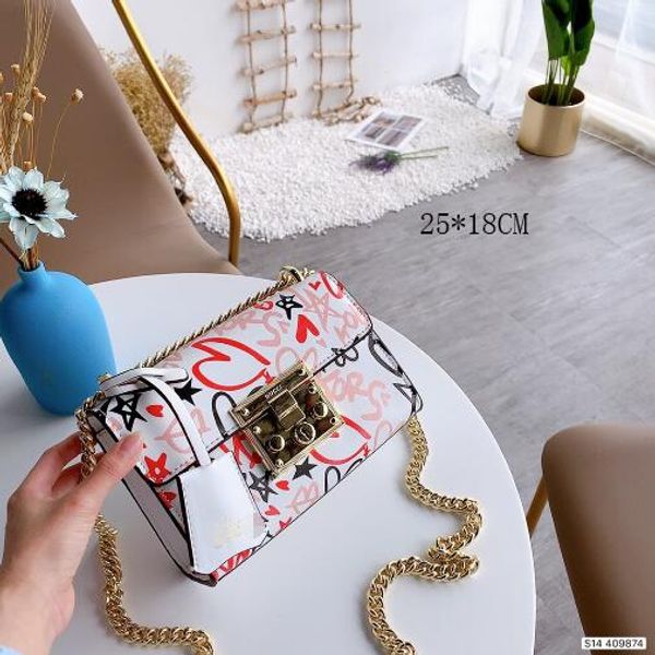 graffiti shoulder bag the most popular this year, especially a stylish bag with fan, size: 25* 18cm
graffiti shoulder bag the most popular this year, especially a stylish bag with fan, size: 25* 18cm