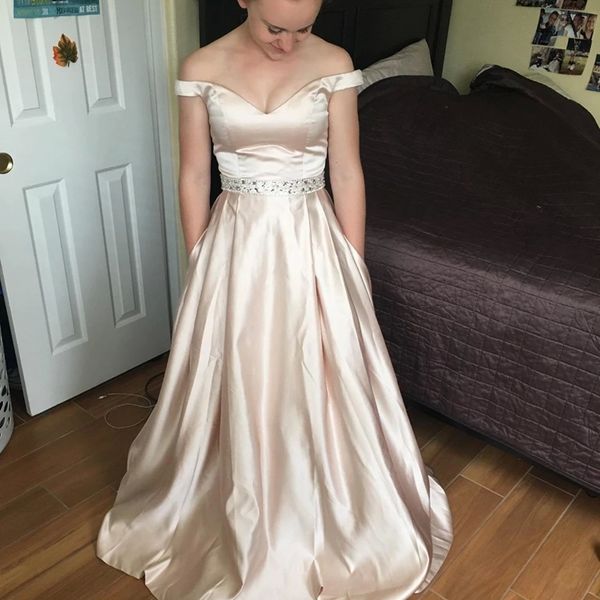 off the shoulder satin evening gowns with waist decoration ruched prom dresses with sweep train winter long evening dresses, Black;red
off the shoulder satin evening gowns with waist decoration ruched prom dresses with sweep train winter long evening dresses, Black;red