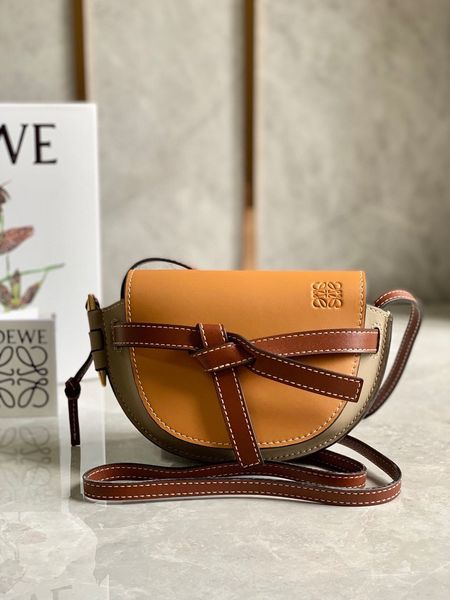 new ladies cross-body bag high-end custom quality single shoulder bag fashion style gold metal accessories with long shoulder strap
new ladies cross-body bag high-end custom quality single shoulder bag fashion style gold metal accessories with long shoulder strap