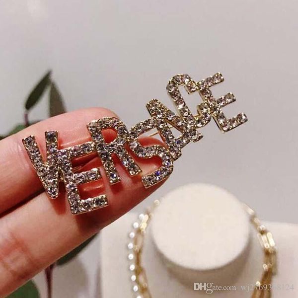 новый модный бренд письма значок броши bling bling кристалл письма брошь булавки женщины девушка костюм пальто аксессуары ювелирные изделия, Gray
новый модный бренд письма значок броши bling bling кристалл письма брошь булавки женщины девушка костюм пальто аксессуары ювелирные изделия, Gray