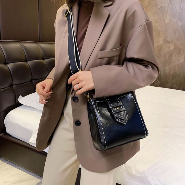 solid color leather shoulder bag 2020 winter new embossed female bag lady mobile phone wallet fashion shopping
solid color leather shoulder bag 2020 winter new embossed female bag lady mobile phone wallet fashion shopping