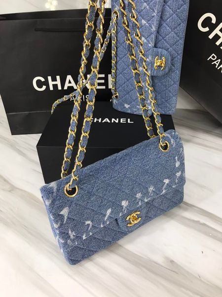 classic lady's handbag 7a high-end custom quality handbag fashion business casual style metal accessories with long shoulder strap
classic lady's handbag 7a high-end custom quality handbag fashion business casual style metal accessories with long shoulder strap