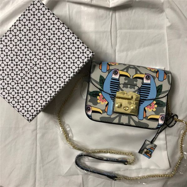 новая мода дамы кожа небольшой квадратный мешок милый маленький свежий девушка печататься цепи плечо мешок птица мультфильм граффити сумка 
новая мода дамы кожа небольшой квадратный мешок милый маленький свежий девушка печататься цепи плечо мешок птица мультфильм граффити сумка