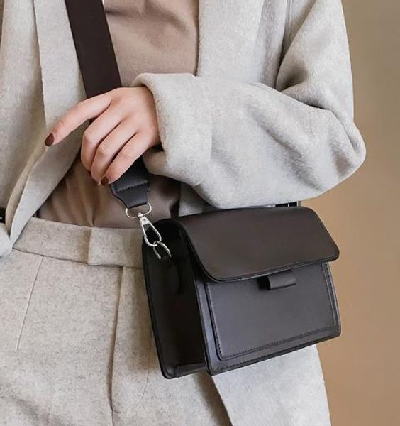 on the small bag female 2020 new wave ins wild wide shoulder strap small square bag retro single shoulder messenger
on the small bag female 2020 new wave ins wild wide shoulder strap small square bag retro single shoulder messenger