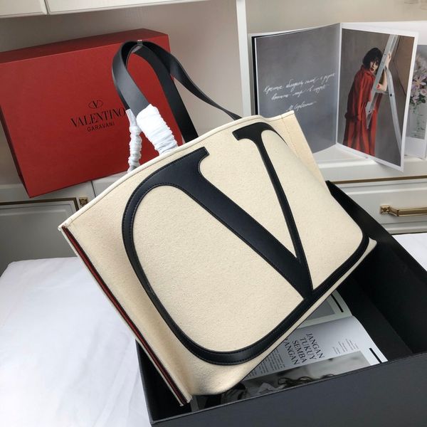 2020 new ladies handbag leather classic fashion ladies formal handbag messenger bag size 40*17*25cm
2020 new ladies handbag leather classic fashion ladies formal handbag messenger bag size 40*17*25cm
