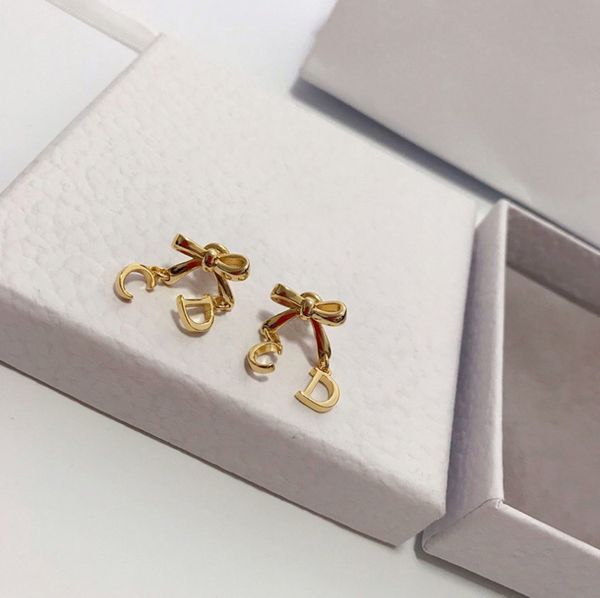 2020 selling luxury high-end jewelry fashion earrings bow letter pendant earrings girl earrings minimalist elegance, Golden;silver
2020 selling luxury high-end jewelry fashion earrings bow letter pendant earrings girl earrings minimalist elegance, Golden;silver