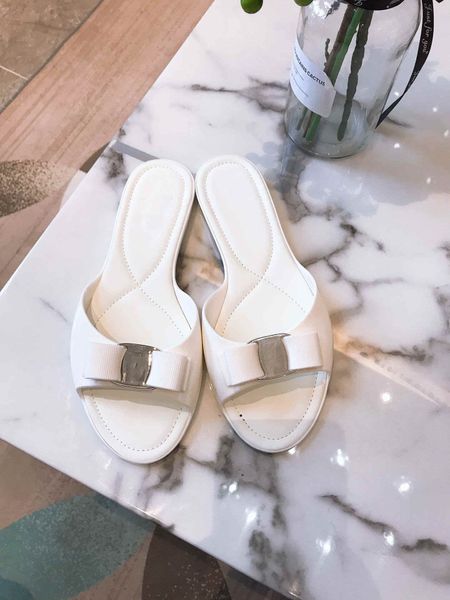 summer ladies classic sell lightweight jelly slippers outdoor beach l luxury slippers luxury designer leather sandals, Black
summer ladies classic sell lightweight jelly slippers outdoor beach l luxury slippers luxury designer leather sandals, Black