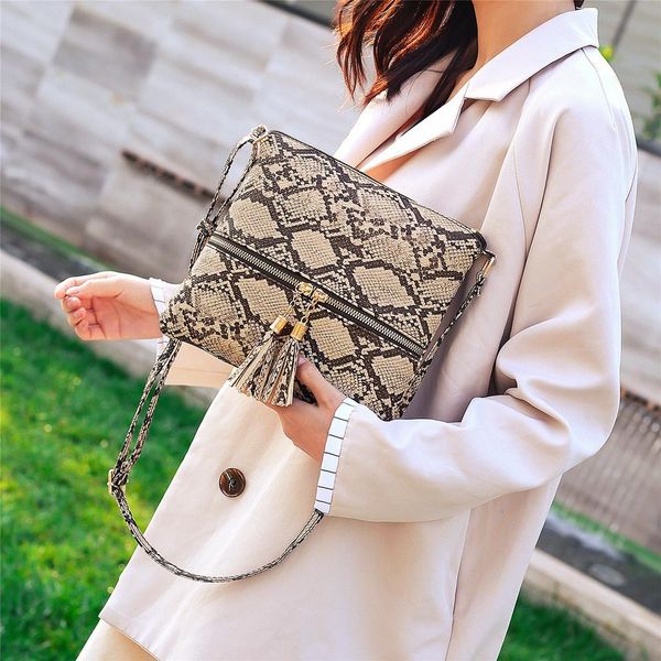 new trend shoulder bag women tassel snake printing crossbody bag vintage zipper messenger functional phone hnadbag female
new trend shoulder bag women tassel snake printing crossbody bag vintage zipper messenger functional phone hnadbag female