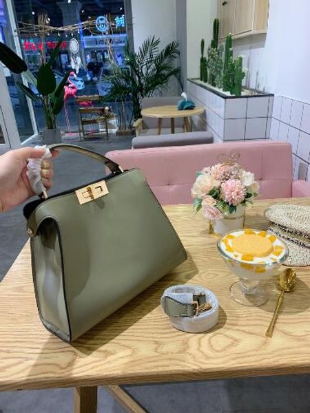 the new style of hand bill of lading, double shoulder, genuine leather, perfect details mature fashion simple goddess style
the new style of hand bill of lading, double shoulder, genuine leather, perfect details mature fashion simple goddess style