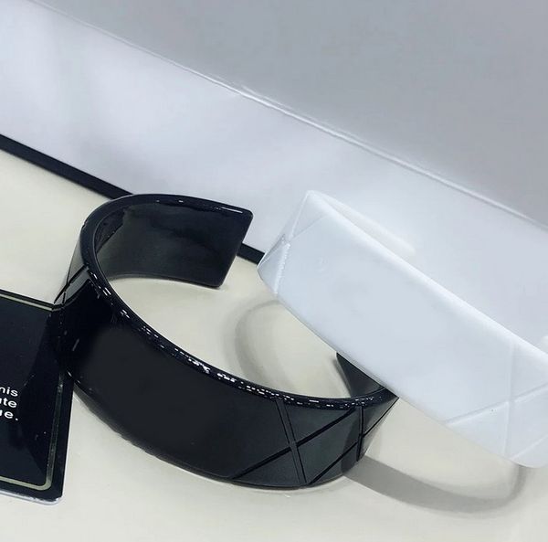 6.5cm New Classical European Black white fashion acrylic Rhomboid bracelet Hand ornaments Bangle accessories for VIP gift 2pcs/lot
6.5cm New Classical European Black white fashion acrylic Rhomboid bracelet Hand ornaments Bangle accessories for VIP gift 2pcs/lot
