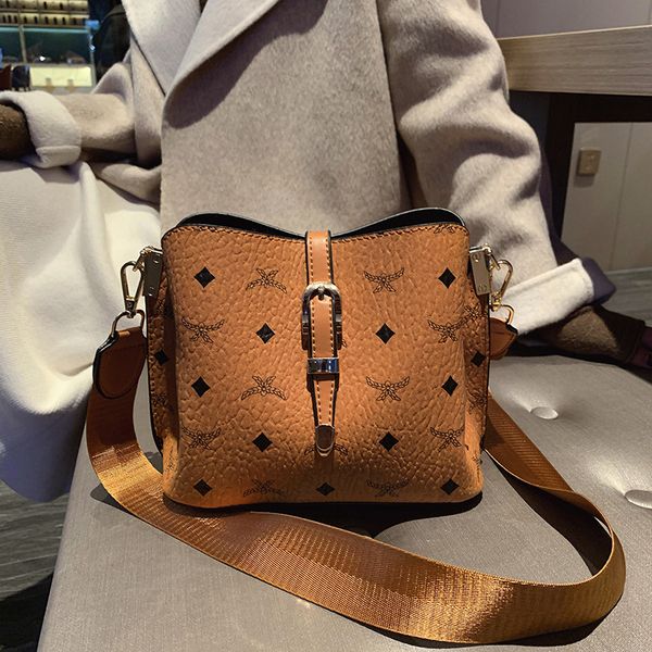 темперамент сумка женский 2020 новый корейский печати ведро мешок моды диких посыльного плеча небольшой кошелек
темперамент сумка женский 2020 новый корейский печати ведро мешок моды диких посыльного плеча небольшой кошелек