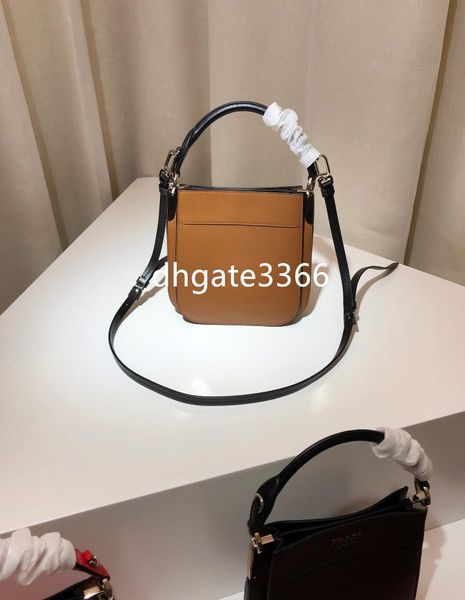 new luxury fashion bag ladies shoulder messenger bag portable backpack soft cowhide contrast handle size: 20*20*7cm
new luxury fashion bag ladies shoulder messenger bag portable backpack soft cowhide contrast handle size: 20*20*7cm