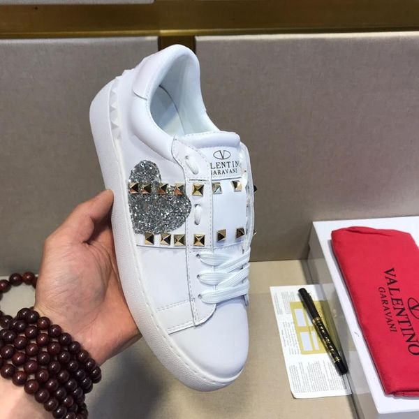 Round head 2019 new men's and women's white leather low rivet shoes comfortable tennis casual shoes fashion sports rivet shoes original box
Round head 2019 new men's and women's white leather low rivet shoes comfortable tennis casual shoes fashion sports rivet shoes original box