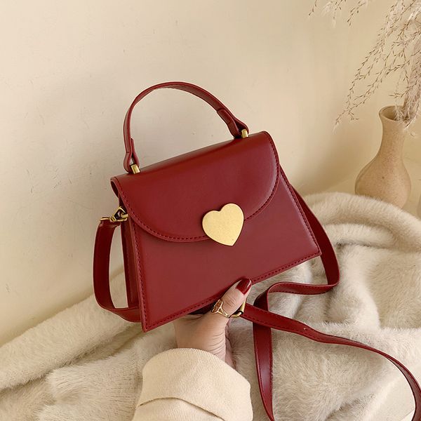 2020 новый иностранный стиль текстура мини-сумочку женщины прилив осенью и зимой просто дикое сердце пряжки плеча сумку
2020 новый иностранный стиль текстура мини-сумочку женщины прилив осенью и зимой просто дикое сердце пряжки плеча сумку