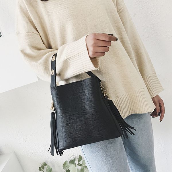 женщины старинные ведро сумка кисточкой посланник ретро плеча простой crossbody сумка мода плеча bolsa feminina #38
женщины старинные ведро сумка кисточкой посланник ретро плеча простой crossbody сумка мода плеча bolsa feminina #38