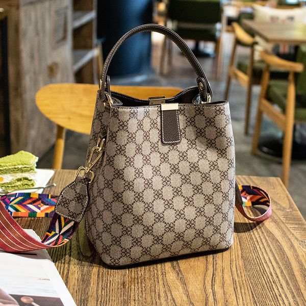 bag women 2020 autumn and winter new fashion printing bucket bag drawstring handbag women's pvc
bag women 2020 autumn and winter new fashion printing bucket bag drawstring handbag women's pvc
