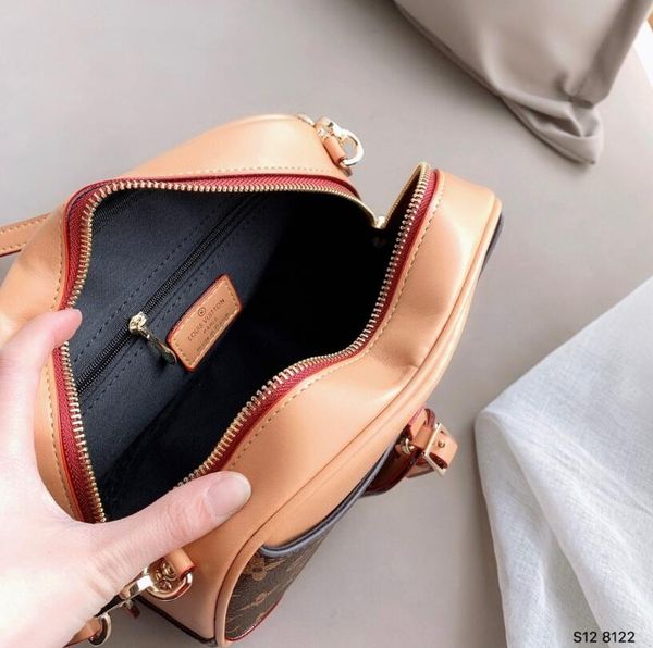 one shoulder bag for 2020 fashion ladies, small square bag, classic must-have handbag, soft and simple
one shoulder bag for 2020 fashion ladies, small square bag, classic must-have handbag, soft and simple