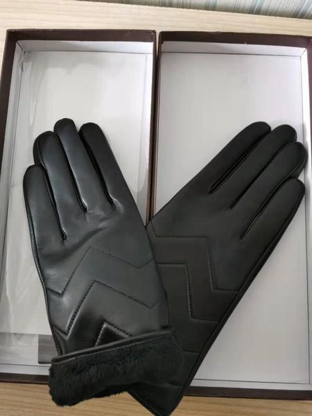 2019 new fashion brand leather gloves, letter-metal design pattern, winter warm soft gloves, Blue;gray
2019 new fashion brand leather gloves, letter-metal design pattern, winter warm soft gloves, Blue;gray