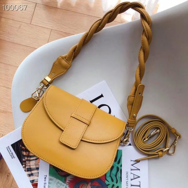 2020 spring and summer new leather saddle bag twisted rope portable armpit bag solid color simple fashion female
2020 spring and summer new leather saddle bag twisted rope portable armpit bag solid color simple fashion female