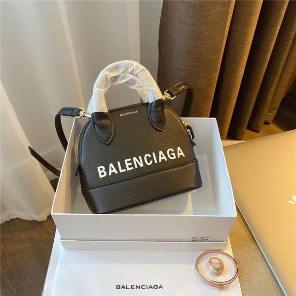 100% real leather women shoulder triangle bag strap card key card cross body flap handbags clutch bag ladies messenger bags for cool girl
100% real leather women shoulder triangle bag strap card key card cross body flap handbags clutch bag ladies messenger bags for cool girl