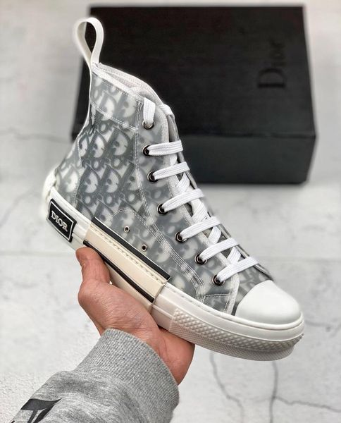 Dìor x KÀWS By Kìm Jones High Top Fashion Designers кроссовки классические косые печатные логотипы Мужчины Женщины Повседневная спортивная обувь Обувь для скейтбординга
Dìor x KÀWS By Kìm Jones High Top Fashion Designers кроссовки классические косые печатные логотипы Мужчины Женщины Повседневная спортивная обувь Обувь для скейтбординга