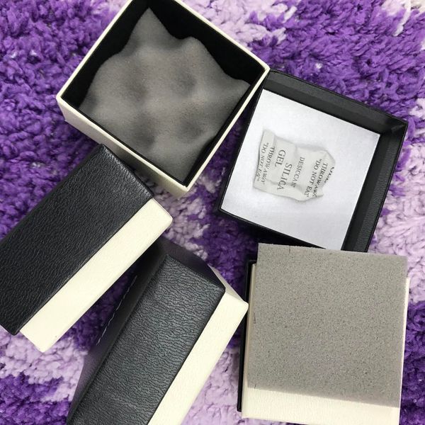 12pcs/lot fashion brand black paper gift box for earrings necklaces & pendants carrying cases with black wave foam, Black;white
12pcs/lot fashion brand black paper gift box for earrings necklaces & pendants carrying cases with black wave foam, Black;white