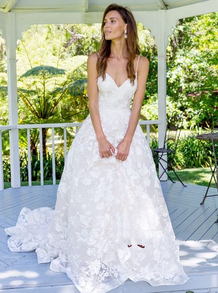 classical white spaghetti strap sleeveless wedding dress a line simple lace appliques v-back zipper bridal gown with sweep train
classical white spaghetti strap sleeveless wedding dress a line simple lace appliques v-back zipper bridal gown with sweep train
