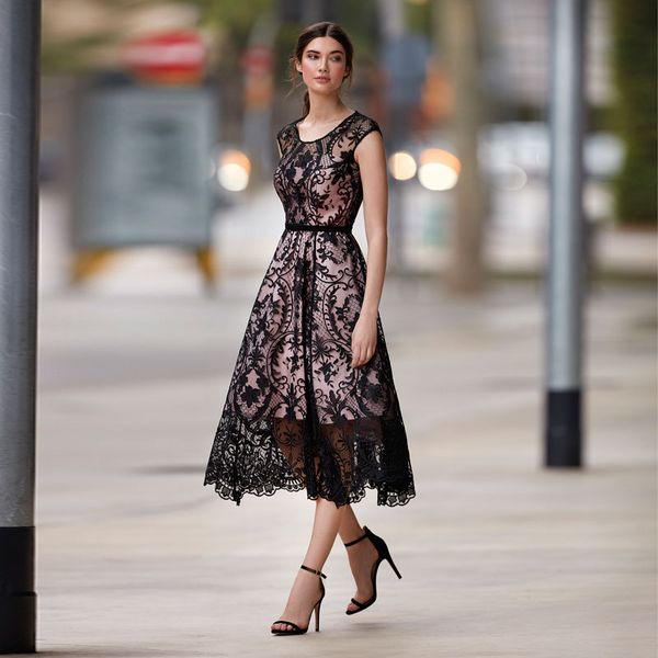 fashion lace mother of the bride dresses sheer jewel neck tea length evening gowns sleeveless plus size short wedding guest dress, Black;red
fashion lace mother of the bride dresses sheer jewel neck tea length evening gowns sleeveless plus size short wedding guest dress, Black;red