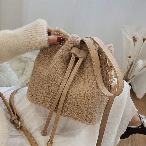 elegant female tote bucket bag 2020 fashion new soft plush women's designer handbag travel shoulder messenger bag
elegant female tote bucket bag 2020 fashion new soft plush women's designer handbag travel shoulder messenger bag