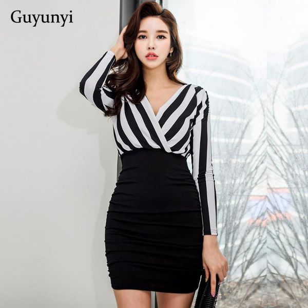deep v-neck club dress 2020 spring simple comfortable high waist slim fit stripe stitching black mini party dress women, Black;gray
deep v-neck club dress 2020 spring simple comfortable high waist slim fit stripe stitching black mini party dress women, Black;gray
