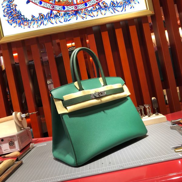 wholesale,handmade original epsom leather customer made 2tones brand bag30cm,wax thread,have gold and silver hardware,by order 10-15days
wholesale,handmade original epsom leather customer made 2tones brand bag30cm,wax thread,have gold and silver hardware,by order 10-15days