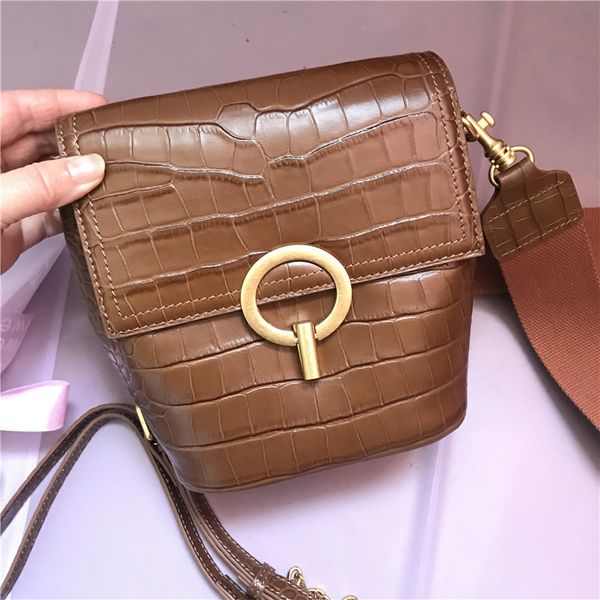 2019 the tide barrel package genuine leather woman baotou layer crocodile grain width straps single shoulder satchel
2019 the tide barrel package genuine leather woman baotou layer crocodile grain width straps single shoulder satchel