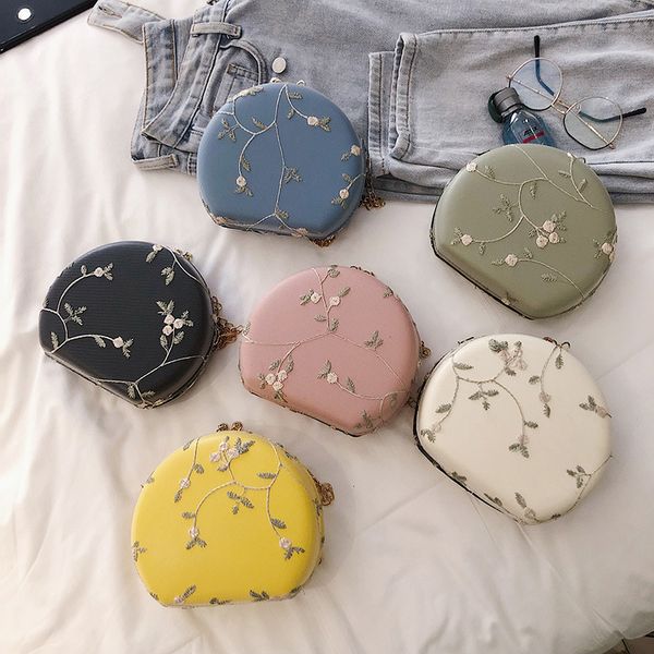 2020 new costume lace women's bag round bag embroidery round small antiquity bao han with hanfu one shoulder
2020 new costume lace women's bag round bag embroidery round small antiquity bao han with hanfu one shoulder