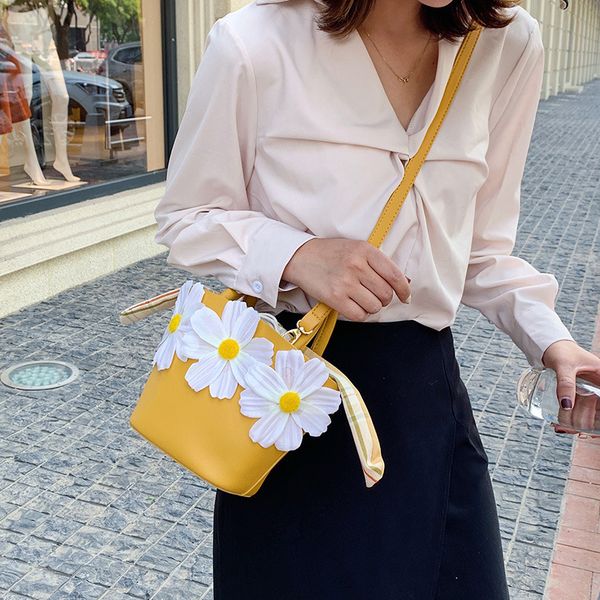 2020 new women's shoulder bag fashion flower tassel leisure bucket bag solid color messenger handbag small fragrance
2020 new women's shoulder bag fashion flower tassel leisure bucket bag solid color messenger handbag small fragrance