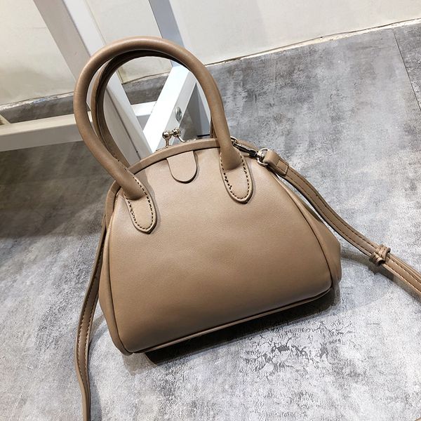 new retro bag female fashion handbag shoulder slung shell bag saddle exalted lady pretty girl
new retro bag female fashion handbag shoulder slung shell bag saddle exalted lady pretty girl