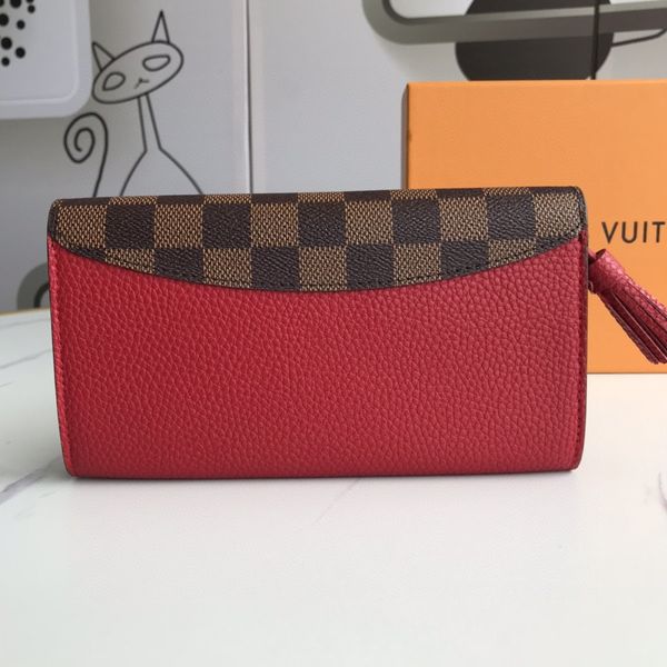 the traditional canvas with grainy soft leather added to the traditional wallet is matched with a sound image of gold rock and leather case
the traditional canvas with grainy soft leather added to the traditional wallet is matched with a sound image of gold rock and leather case
