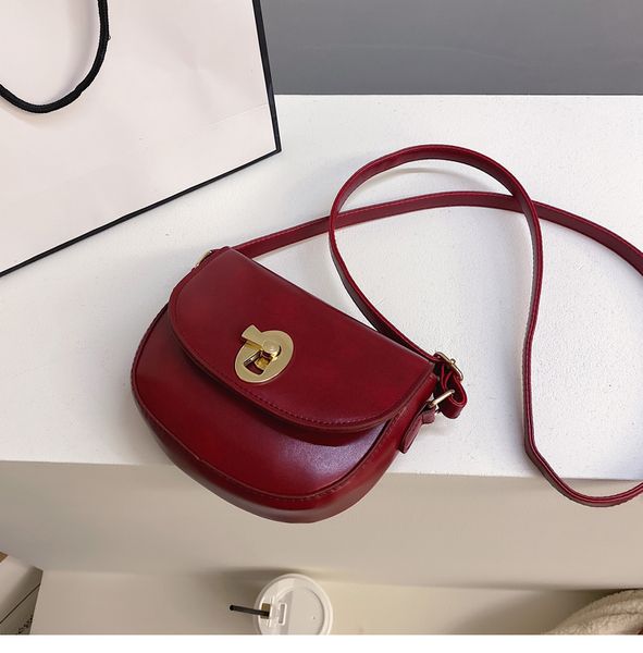 2019 winter ньиве vrouwen tassen casual mode schouder сумка pure kleur pu vrouwen tassen zadeltassen
2019 winter ньиве vrouwen tassen casual mode schouder сумка pure kleur pu vrouwen tassen zadeltassen