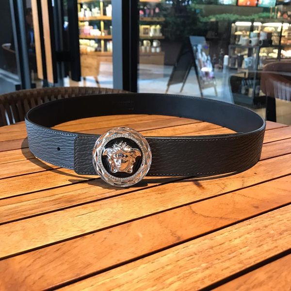 2020high качества мужчины uxury ремни мужские воловьей кожи пояса бренда дизайнера ремни для мужчин ремни золота серебра пряжки свободной sh, Black;brown
2020high качества мужчины uxury ремни мужские воловьей кожи пояса бренда дизайнера ремни для мужчин ремни золота серебра пряжки свободной sh, Black;brown