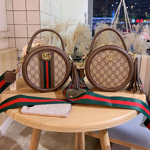 luxury women handbags purses shoulder diagonal handbag leather classic personality bag brand fashion bags size 19*19cm
luxury women handbags purses shoulder diagonal handbag leather classic personality bag brand fashion bags size 19*19cm